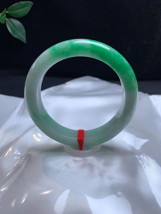 612647，55.3 辣绿色手镯，版型好，一大截辣绿色，干净清爽 商品图2