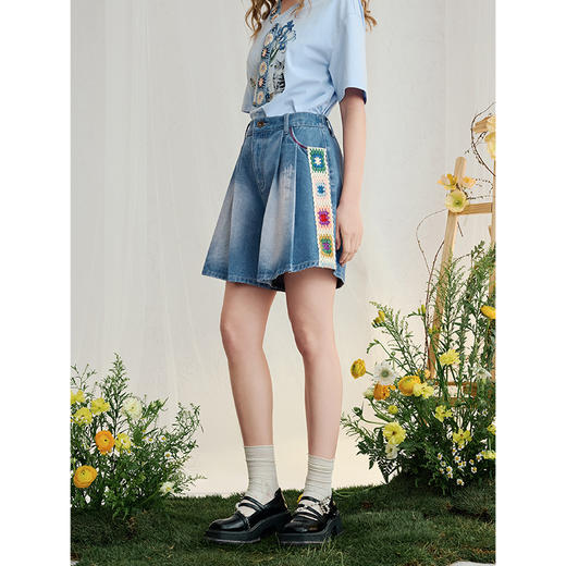 两三事 溪畔野径 2025夏季新款手钩花织带拼接牛仔短裤女宽松 商品图3