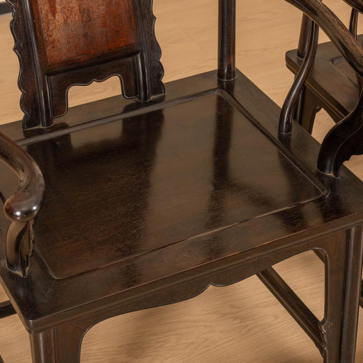 二十世纪 紫檀镶云石及瘿木三攒靠背大四出头官帽椅（一对） 商品图2