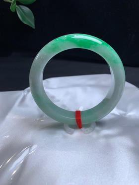 612647，55.3 辣绿色手镯，版型好，一大截辣绿色，干净清爽