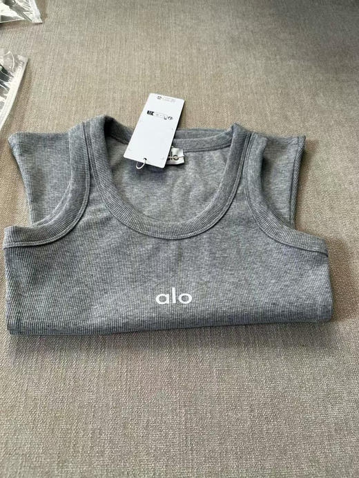 原单正品 Alo yoga 瑜伽背心，纯棉弹力螺纹材质
最百搭的内搭来了。

颜色：黑色/灰色/粉色/白色
尺码：m/l
M适合90-110斤
L适合100-125斤 商品图5