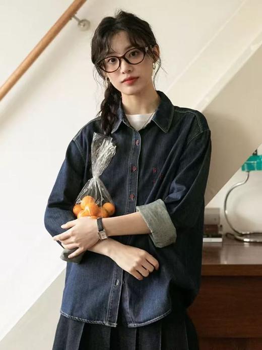 【春季服饰丨成人牛仔裤/牛仔衣系列】整体面料舒适耐磨，裤型简约大气，时尚好穿，包容多种身材，牛仔衬衣挺括有型，小翻领设计，加了亮色扣子和字母点缀，多场景都适合还很百搭 商品图7