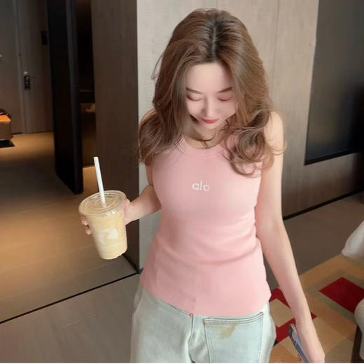 原单正品 Alo yoga 瑜伽背心，纯棉弹力螺纹材质
最百搭的内搭来了。

颜色：黑色/灰色/粉色/白色
尺码：m/l
M适合90-110斤
L适合100-125斤 商品图14