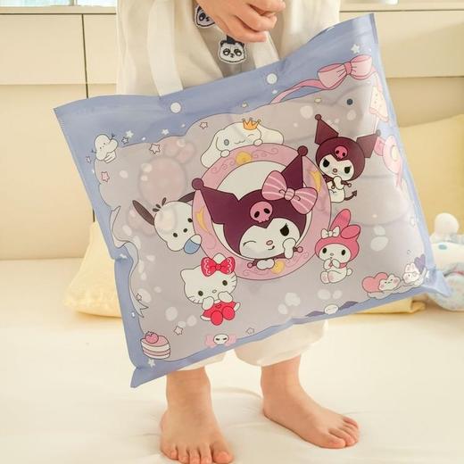 59元任选2条，单拍不发【日用好物丨三丽鸥儿童被】选用柔软亲肤的舒适面料，轻便不闷热，不仅适合家用，还非常方便携带，无论是出门旅行、午睡时间，都能轻松应对，配赠礼袋，自用送人两相宜 商品图9