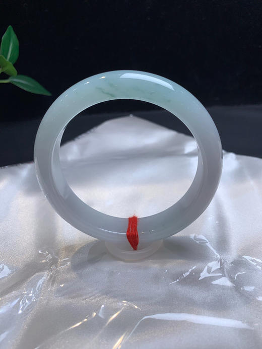 612646，60 大圈口正圈手镯、整条底妆非常细，飘了一点点蓝花，整条润润的 商品图1