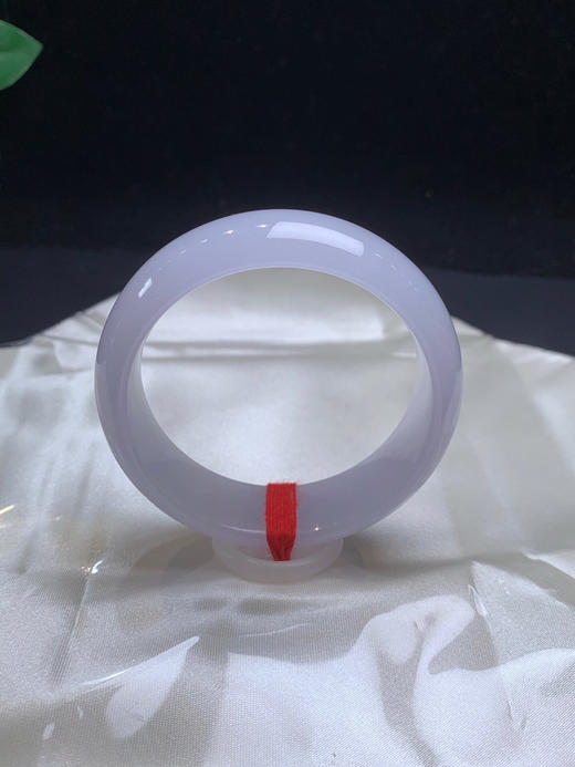 612650，51.7淡紫宽版手镯，满圈带淡淡的紫底，清新水润，底子非常细腻清爽 商品图0