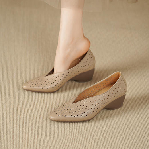 【预售5天】复古软羊皮坡跟厚底奶奶鞋女春秋款洞洞软面软底舒适单鞋妈妈皮鞋DTN&175-9 商品图0