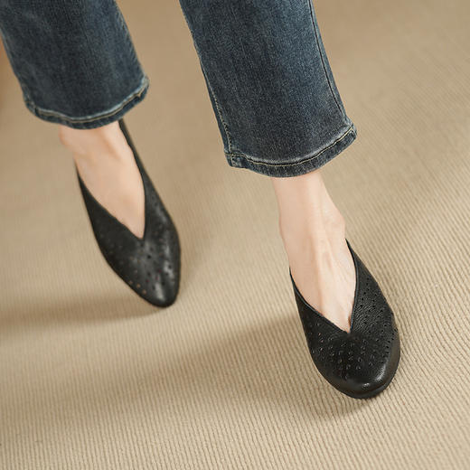 【预售5天】复古软羊皮坡跟厚底奶奶鞋女春秋款洞洞软面软底舒适单鞋妈妈皮鞋DTN&175-9 商品图1