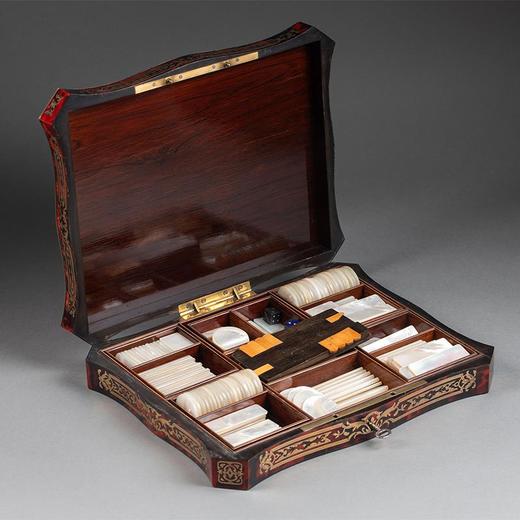 独角鹿西洋古董 19世纪末法国出品配母贝筹码及纸牌古典卷叶纹饰布勒镶嵌游戏盒 商品图2