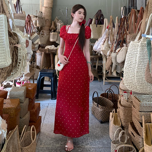 西遇红色波点连衣裙女夏季新款度假风方领a字收腰法式长裙SS050559 商品图1