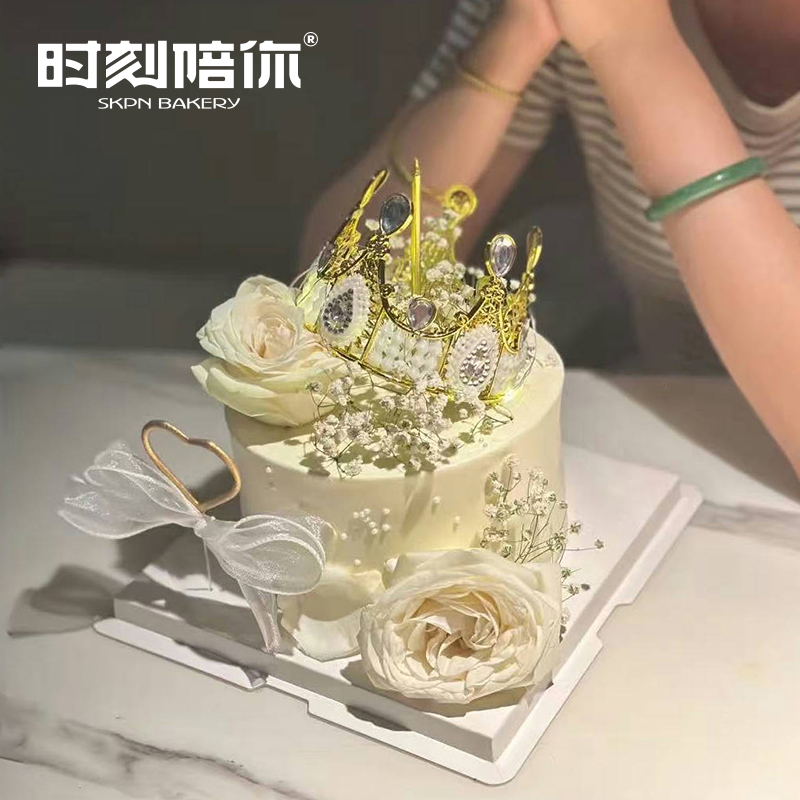 仙女皇冠 ins简约满天星白玫瑰女士鲜花生日蛋糕