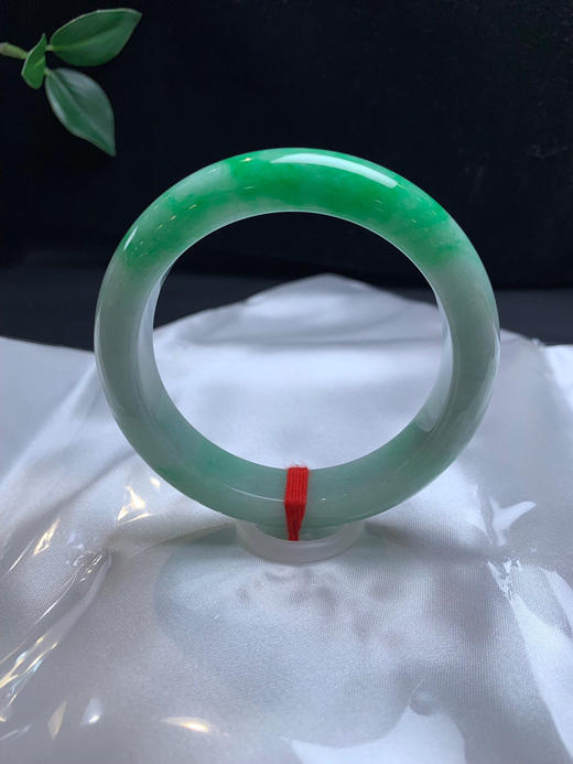 612647，55.3 辣绿色手镯，版型好，一大截辣绿色，干净清爽 商品图3