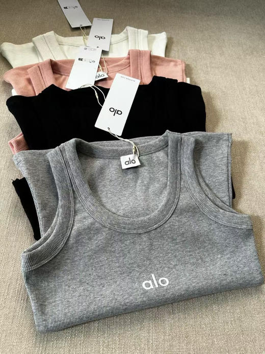 原单正品 Alo yoga 瑜伽背心，纯棉弹力螺纹材质
最百搭的内搭来了。

颜色：黑色/灰色/粉色/白色
尺码：m/l
M适合90-110斤
L适合100-125斤 商品图2