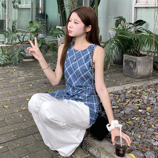 西遇格子无袖上衣女夏季新款不规则下摆设计感蓝色收腰衬衣SS050546 商品图3