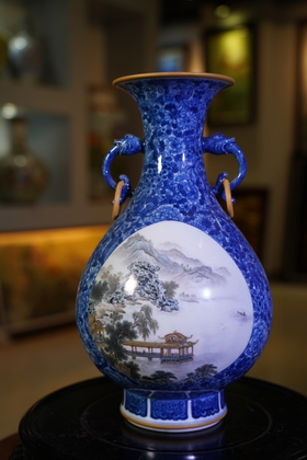 青花万花开窗粉彩山水双耳瓶