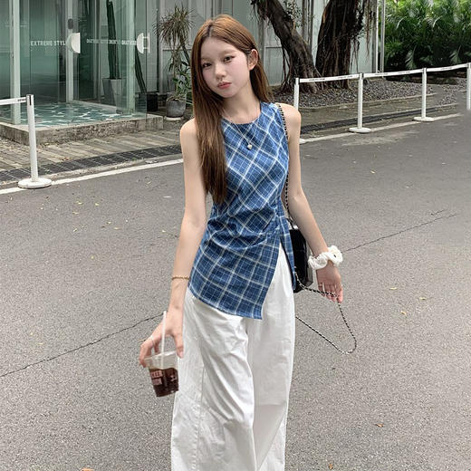 西遇格子无袖上衣女夏季新款不规则下摆设计感蓝色收腰衬衣SS050546 商品图1