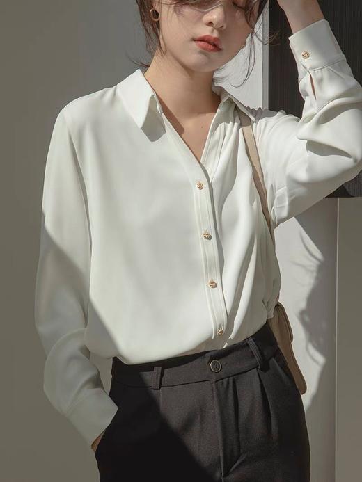 春夏新款韩版缎面衬衫女长袖设计感v领复古港味高端轻奢风衬衣女 商品图1