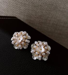 设计师款花球珍珠精致耳钉925脱敏针