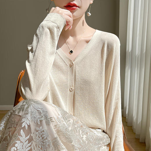 2025春夏新款曲珠冰丝针织开衫V领女外搭薄款披肩外 套针织打底衫夏季薄长袖T恤 商品图2
