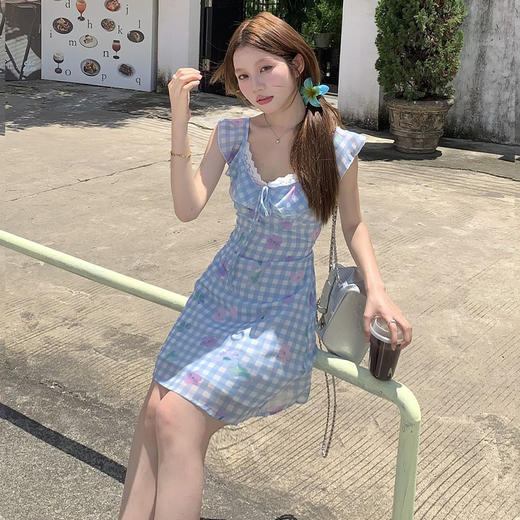西遇法式飞袖连衣裙女夏季新款系带蕾丝拼接格子碎花短裙SS050539 商品图4