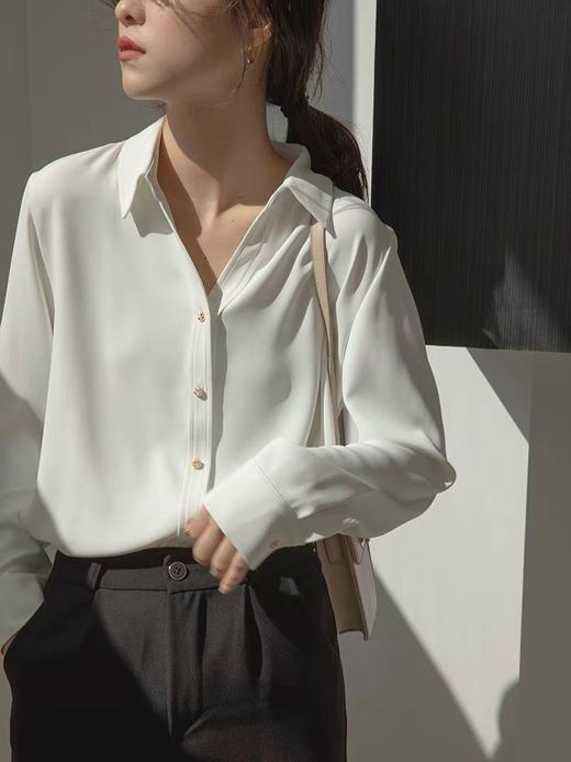 春夏新款韩版缎面衬衫女长袖设计感v领复古港味高端轻奢风衬衣女 商品图3