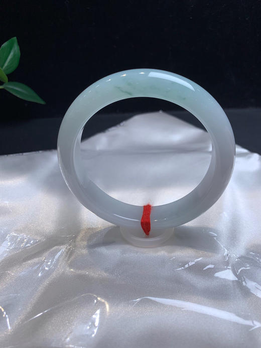 612646，60 大圈口正圈手镯、整条底妆非常细，飘了一点点蓝花，整条润润的 商品图0