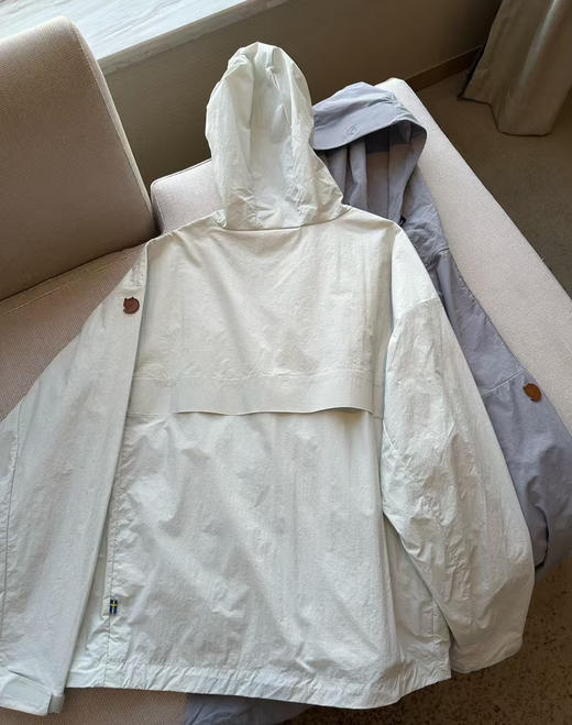 原单正品北极狐女士轻量夹克防晒衣  防晒 防泼水  后面设计透气不闷汗  两个颜色
模特170 120斤穿拍M码宽松
尺码S M L 商品图6