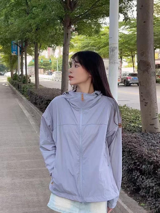 原单正品北极狐女士轻量夹克防晒衣  防晒 防泼水  后面设计透气不闷汗  两个颜色
模特170 120斤穿拍M码宽松
尺码S M L 商品图2