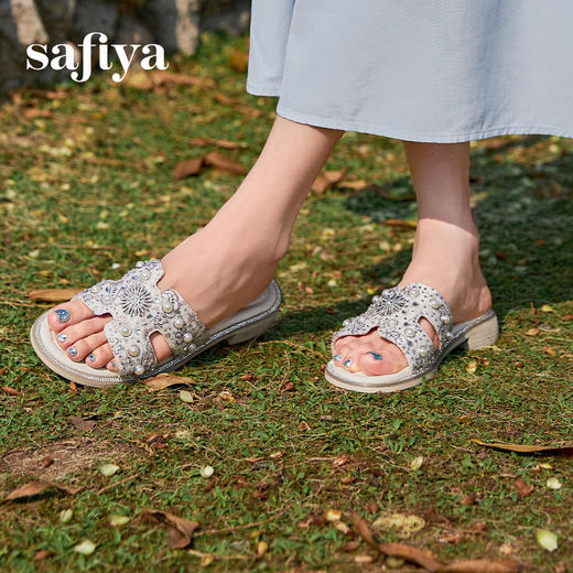 Safiya/索菲娅2025夏季轻便平底复古闪钻珍珠仙女休闲露趾拖鞋SFD2110380 商品图3