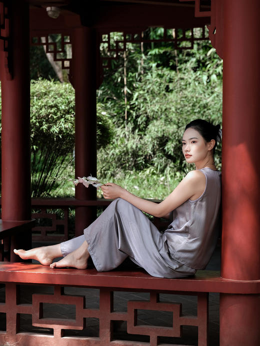 盛唐婧 |暮山紫桑蚕丝暗纹提花背心上衣 商品图4