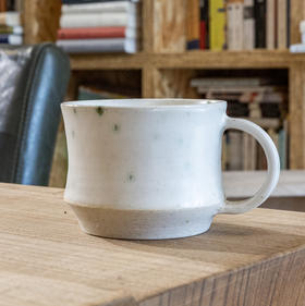 郑昀作品-白釉弦纹弧腹把杯