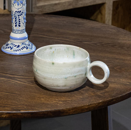 郑昀作品-手工白釉绿斑环耳杯 商品图0