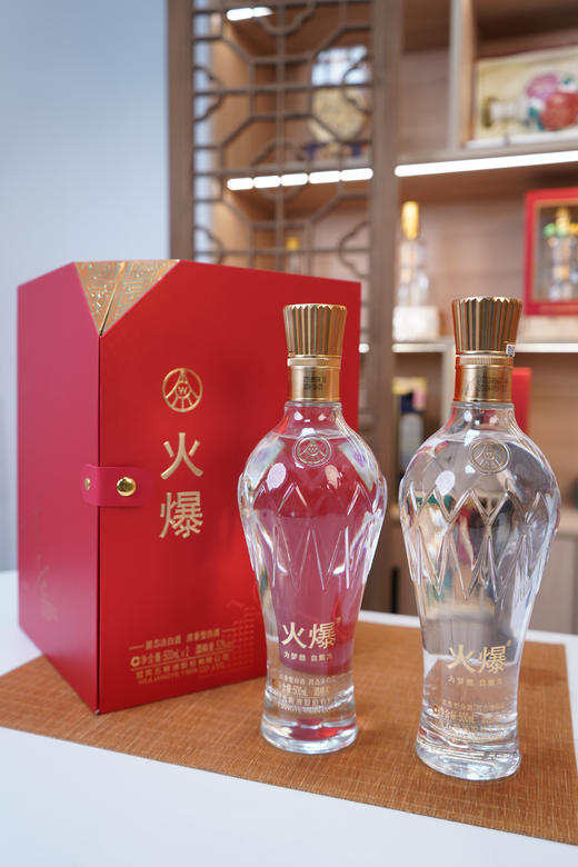 💥五粮液建厂72周年纪念馆藏酒 ❗️🌈李永波领衔四位世界冠军联名限定 ❗️五粮液自营产品❗️馆藏新品❗️🎁【五粮液火爆荣光礼盒】送五粮液酒具🥂 商品图2