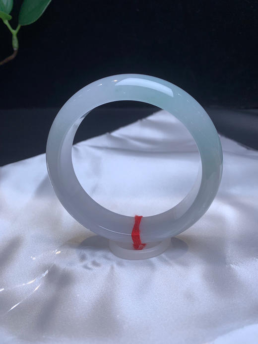 612656，58.2宽版正圈手镯。版型特别好。一截带淡晴底色，整体润润的 商品图4