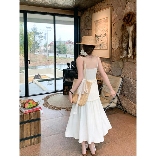 <曾小咸推荐>度假风杏色气质V领收腰吊带连衣裙 商品图4