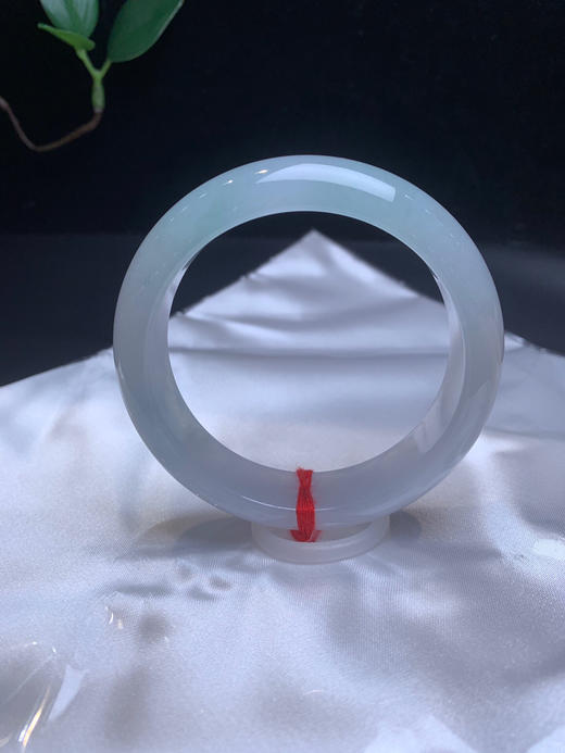 612656，58.2宽版正圈手镯。版型特别好。一截带淡晴底色，整体润润的 商品图0