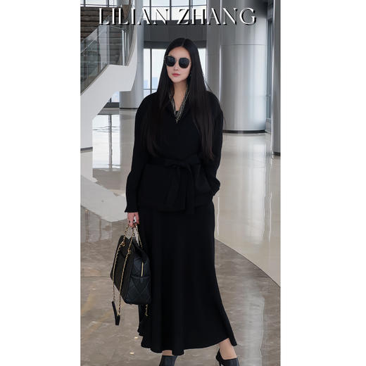 E“定制”——静奢风、都市摩登——风尚之选珍珠黑大A摆长半裙 2403021 商品图1