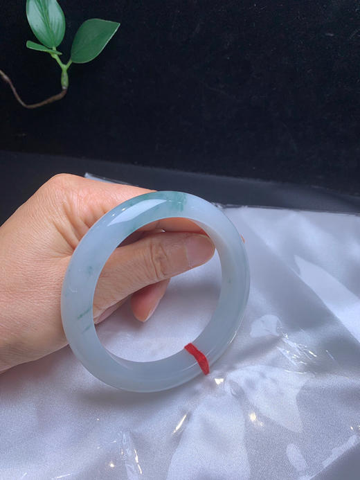 612659，61.8飘花手镯，飘蓝花，底子细腻 一截清新蓝花，带了一点特色撒金 商品图5