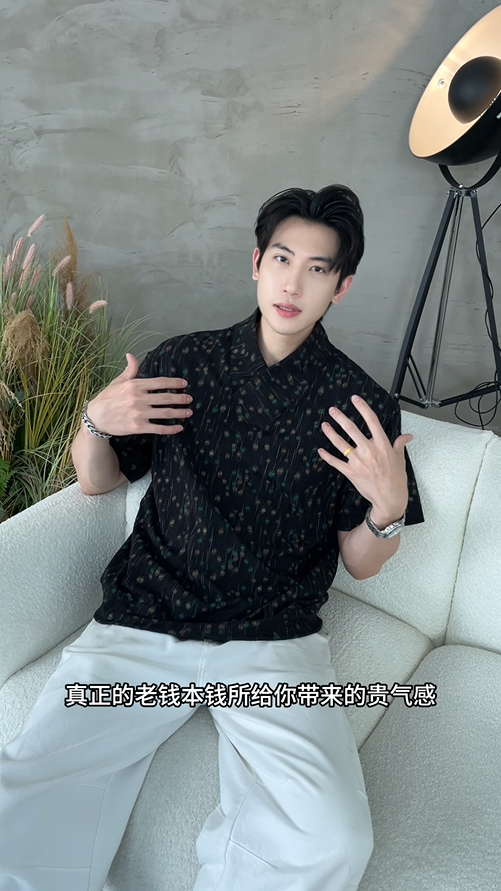 T2976夏季高级感新款美式撞色印花交叉V领提花小众设计百搭痞帅上衣