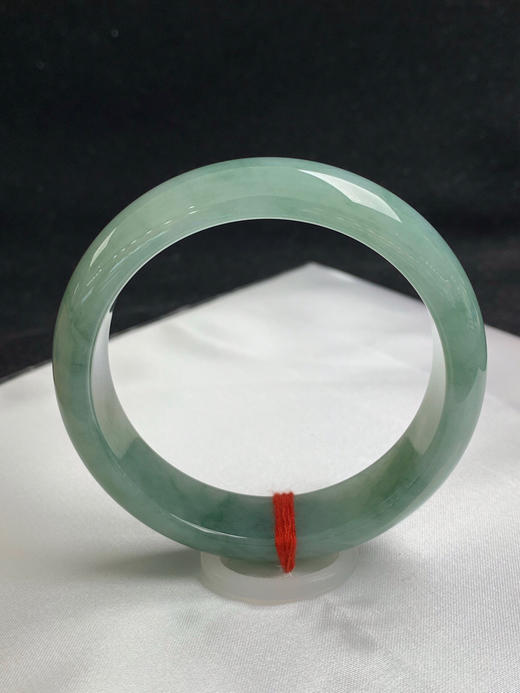 612663，58圈口，糯化晴底飘花正圈平安镯，底子细腻水头好，宽版条形， 淡油青底色飘花 商品图3