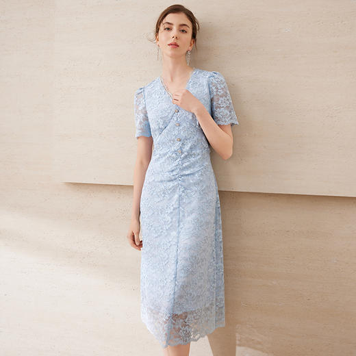 EITIE爱特爱水蓝色典雅质感花边V领镂空蕾丝连衣裙2025年夏季新款B2507662 商品图2