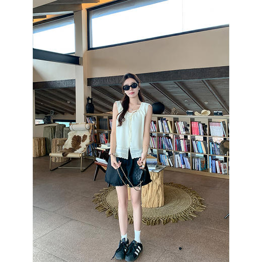 <曾小咸推荐>3.27现货秒杀！微信超特价！杏色蕾丝边无袖娃娃衫衬衫 日常159.99 立减80 秒杀79.99！黑色短裤 日常139.99 立减70 秒杀69.99！ 商品图3