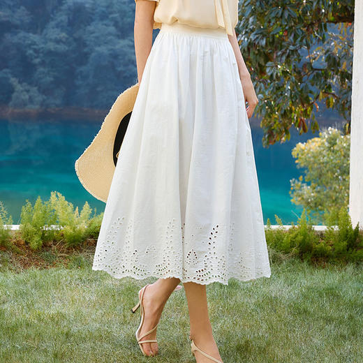 玳莎镂空绣花半身裙2025年夏季新款白色纯棉百搭半松紧高腰裙子  FB34302 商品图1