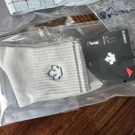 原单正品迪桑特男款中腰运动袜 5双一组  颜色随机 不重复。
尺码39-45
原价50一双，现特价79元5双包邮 商品图8