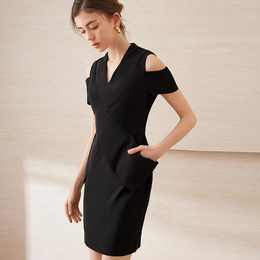 【V领露肩小黑裙】EITIE爱特爱气质收腰显瘦连衣裙2025夏季新款B2507656 商品图1