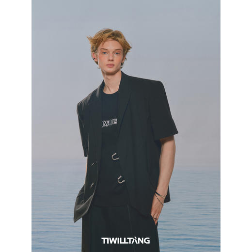 启世录TIWILLTANG"秩翼宇寰“工字褶斜向复片拼接短袖西装外套男 商品图1