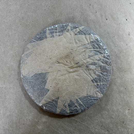 【仅此1片！1699元/片！市场价5万一片以上！】市面高端稀缺版2000年茶王青饼老生茶357克 商品图1