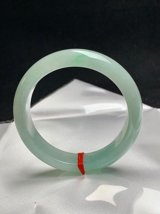 612665，59.5圈口，糯化晴底飘绿花正圈平安镯，晴水绿底色，水头好，细腻 商品图3