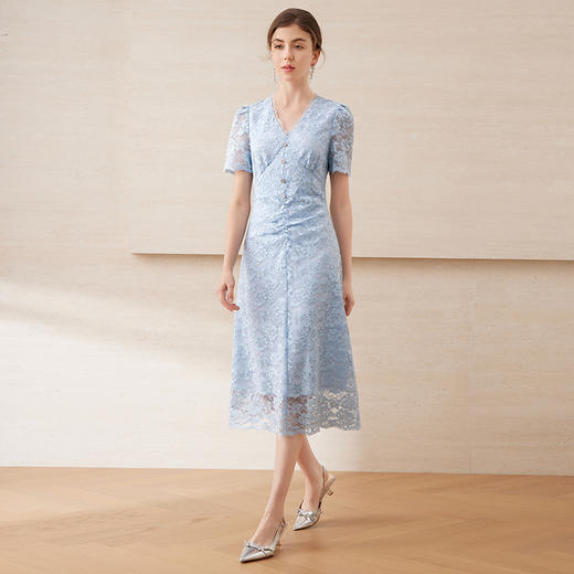 EITIE爱特爱水蓝色典雅质感花边V领镂空蕾丝连衣裙2025年夏季新款B2507662 商品图1