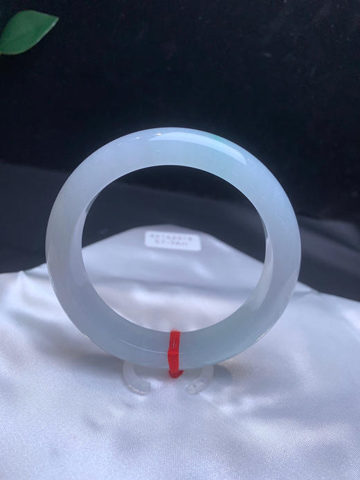 612654，57冰飘绿正圈手镯，非常清新干净，整体秀气均匀，飘一抹淡雅的绿 商品图1